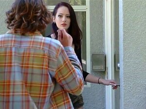 Riley reçoit une chaude giclée dans sa chatte. Action sexuelle