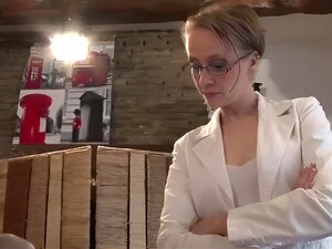 Regardez le professeur Française à la maison maintenant ! -