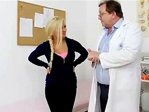 La magnifique blonde Jenna passe un examen de chatte de près