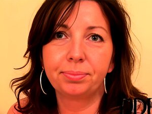 femme plus âgée aux seins défoncés