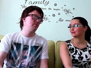 La coquine Pixie Little offre une fellation sensationnelle à un nerd