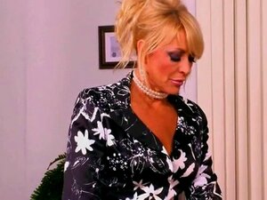 Une mature le chevauche avec un cheval