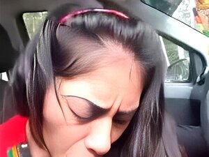 Fille indienne, pipe indienne dans une voiture