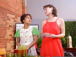 Une magnifique lesbienne se fait pénétrer sa chatte poilue avec du