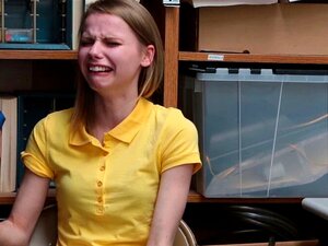 Une mignonne voleuse russe aux petits seins pleure et se fait punir.