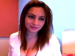 Une chaude nana à gros seins se doigte sa chatte serrée. Regarde