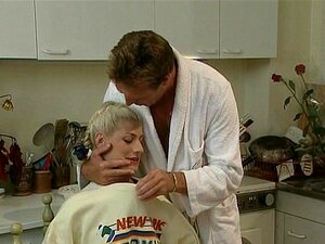 Le beau-père remplit les trous de la chaude maman avec toutes sortes