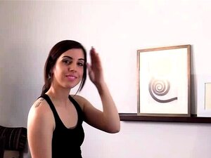 Une petite coquine se fait remplir le petit sein par une grosse bite