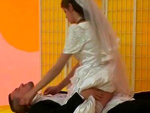 Mariée européenne en robe baisée dans le cul