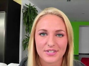 La mignonne blonde Payton chevauche la bite raide des mecs en chaleur