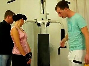 Cheveux bruns en nylon percés par deux hommes à la salle de sport,