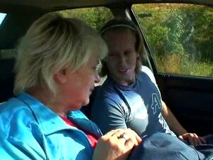 Il ramasse et baise une vieille salope en plein air. Il ramasse et