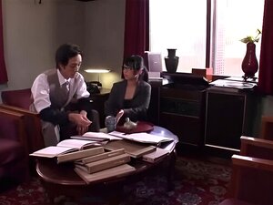 Une jolie japonaise travaille dur pour son patron tous les jours et le