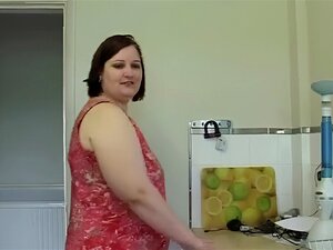 Découvrez la passion intense d'une déesse voluptueuse assouvissant