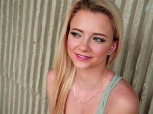 Une petite tourneuse au gros cul baise une énorme bite. Le mec a