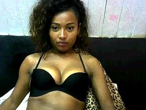 Fille avec un mignon soutien-gorge noir