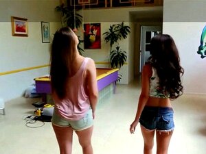 Petits seins les fingerbangs. Petites seins, petite lesbienne