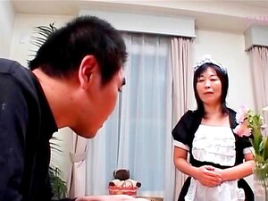 Jeune mature asiatique se fait vibrer la chatte sur la table