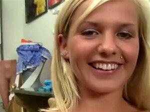 Petite blonde mignonne double pénétration pour la première fois