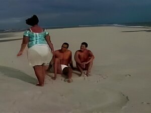 Explorez une fantasy de plage authentique où une maman mature indigne