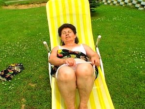 Mamie chaude essaie d'allumer le garçon de piscine