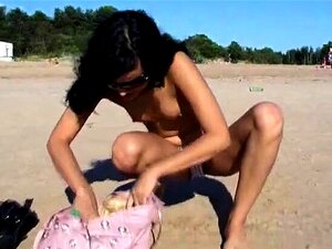 Belle mignonne amateur nue à la plage publique