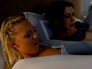 Regardez deux belles belles soeurs se toucher, lécher et baiser leurs