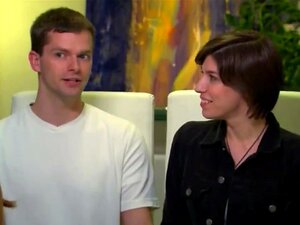 Sexy femme fraîche accepte de participer à une orgie échangiste