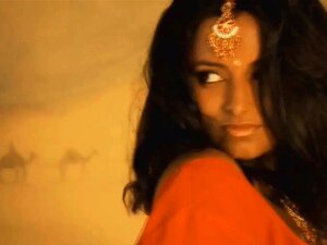 MILF érotique poignée de serpent de l'Inde