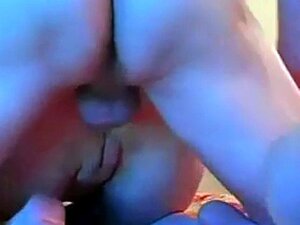 Fille salope se fait baiser dans le cul