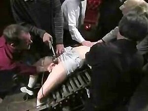 Victime blonde attachée et baisée dans la bouche par un gang be