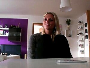 Fellation mouillée et sexe en levrette, la jolie chérie suce la bite