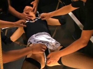 Je me demande comment se sent son clitoris sous ce pantalon de