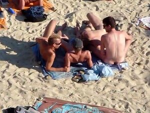 Groupe de mecs baisant sur la plage