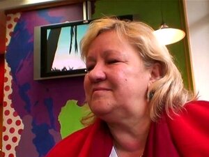 Mamie aux gros nichons goûte à une grosse bite
