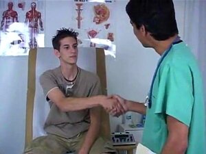 Porno gay Pendant que je me déshabillais, le doc était occupé à