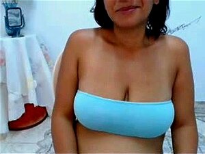 Tata à gros seins, une mature chaude et bien foutue sur webcam