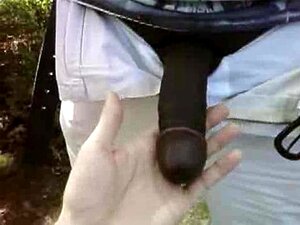 belle bite noire se faisant sucer dans le parc