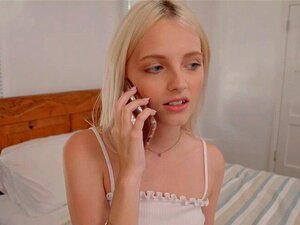 Petite mignonne demi-sœur prend son copain en charge. Petite mignonne