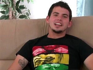 Un mec Str8 baise une fan latino bien en chair