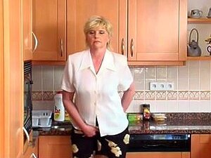 Mamie en solo dans la cuisine,