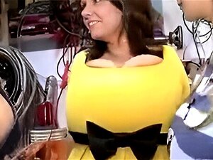 Des blondes et des brunes sensuelles se livrent à un trio en plein