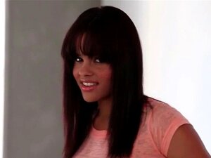 Brune sexy touchant son cul chaud et ses seins fermes. Superbe brune