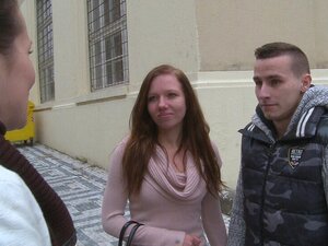 Une étudiante mignonne a besoin d'argent