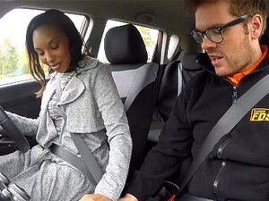 Fake Driving College Jolie fille noire séduite par son moniteur de