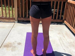 Yoga nu dans le jardin avec plug anal - Vais-je me faire choper ?