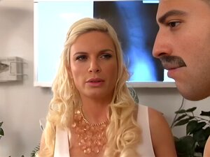 Un étranger baise l'amie de sa belle-belle-mère et de sa