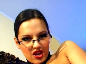 Eve Angel dans Girls Alone Home 13 scène 4, la sexy Eve Angel se