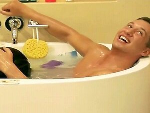 Groupe de célibataires sexy et frais ont un échangiste sur le toit