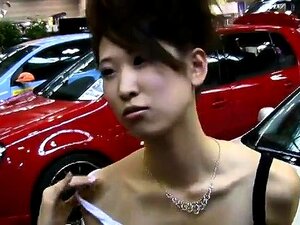 Un modèle japonais sexy et mince montre son décolleté en public